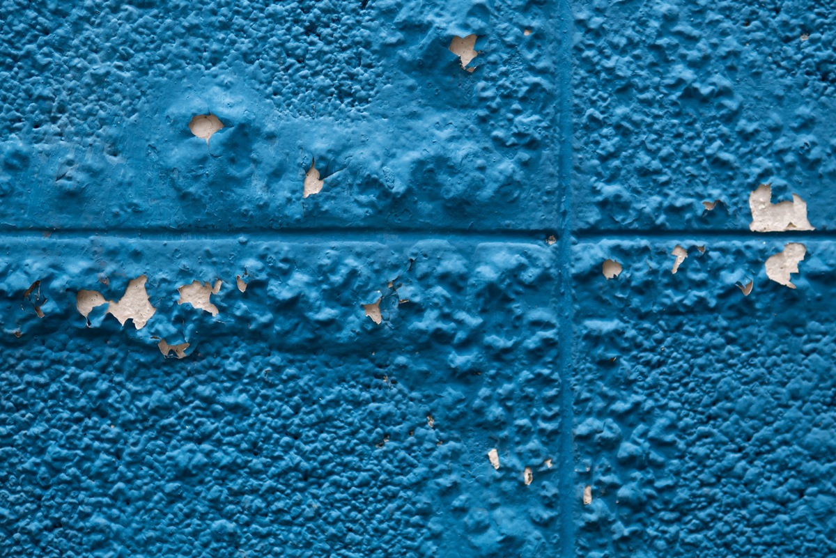 Paint bubbles and cracks due to humidity